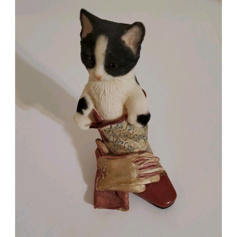 COUNTRY ARTISTS Puss In Boots #02229 Hand Painted Resin Figurine 2001 Cat Kitten